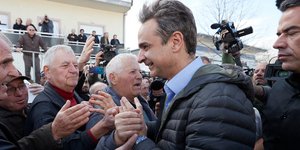 Ο Κυριάκος Μητσοτάκης με πολίτες στον Εβρο