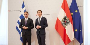 Κουρτς και Μητσοτάκης ποζάρουν δίπλα από τις σημαίες της χώρας τους