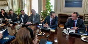 Μητσοτάκης και Σταϊκούρας μιλούν στο υπουργικό συμβούλιο