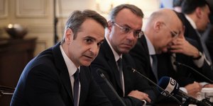 Ο Κυριάκος Μητσοτάκης μιλάει στο υπουργικό συμβούλιο
