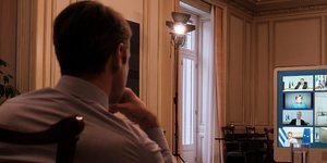 Ο Κυριάκος Μητσοτάκης στην τηλεδιάσκεψη των «27» της ΕΕ