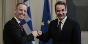 Με ενωμένες τις γροθιές χαιρετήθηκαν Μητσοτάκης και ΜακΝτάουελ