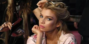 Μοντέλο έχει πιασμένα τα μαλλιά του και ακουμπάει το πιγουνι