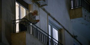 Πολίτης στο μπαλκόνι του στην Αθήνα