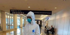 Ναόμι Κάμπελ με στολή κορωνοϊού