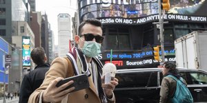 Άνδρας βγάζει σέλφι με μάσκα στο κέντρο της Νέας Υόρκης ενάντια στον Κορωνοϊό