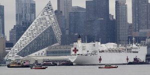 Κορωνοϊός-Νέα Υόρκη: Πλωτό στρατιωτικό νοσοκομείο κατέπλευσε στο Μανχάταν