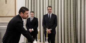 Στιγμιότυπο από την ορκωμοσία του Νίκου Χαρδαλιά