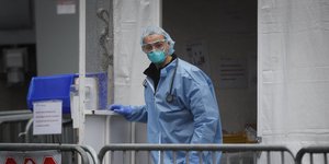 Νοσηλευτικό προσωπικό με στολή, μάσκα και γάντια σε νοσοκομείο της Νέας Υόρκης