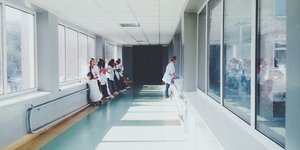 Νοσοκομείο με γιατρούς και ασθενείς