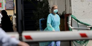 Νοσοκόμα με μάσκα