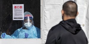 Νοσοκόμα με στολή και μάσκα σε κατάλυμα αντιμετώπισης του κορωνοϊού