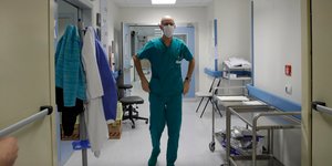 Γιατρός σε νοσοκομείο μάχεται με τον κορωνοϊό
