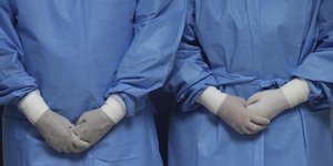 Δύο νοσοκόμες με τα χέρια σταυρωμένα 