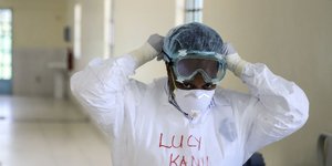Νοσοκόμος βάζει στολή και μάσκα για να προστατευθεί από την μετάδοση του κορωνοϊού
