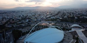 Ηλιος πάνω από την Αθήνα και το ΟΑΚΑ