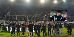 Ο Ευγένιος Γκέραρντ, ποδοσφαιριστές και φίλαθλοι του ΟΦΗ στο Γεντί Κουλέ
