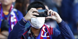 Οπαδοί της Μπαρτσελόνα με μάσκες για τον κορωνοϊό