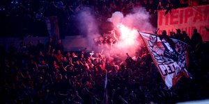 Οπαδοί του Ολυμπιακού ανάβουν καπνογόνο