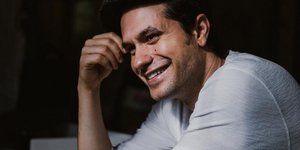 Ο Ορφέας Αυγουστίδης με καπέλο