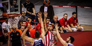 O Πρίντεζης σουτάρει στο πρώτο ματς στο ΣΕΦ