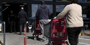 Νέα μέτρα στα σούπερ μάρκετ επιβάλει η πανδημία του κορωνοϊού