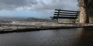 Παγκάκι και νερά στον δρόμο