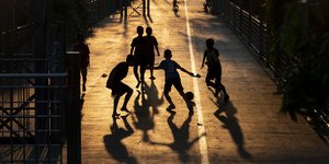 Παιδιά παίζουν σε δρόμο της Μπανγκόκ στην Ταϊλάνδη