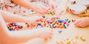 Παιδιά παίζουν με καραμέλες στο πάτωμα