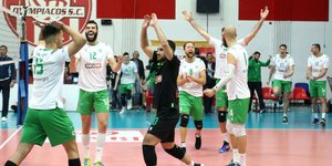 Οι βολεϊμπολίστες του Παναθηναϊκού πανηγυρίζουν στου Ρέντη