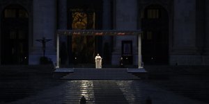 Ο πάπας Φραγκίσκος προσεύχεται στην πλατεία Αγίου Πέτρου