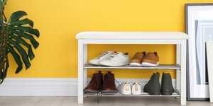 Παπουτσοθήκη μπροστά από κίτρινο τοίχο