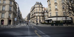 Ερημωμένοι δρόμοι στο Παρίσι, ενώ βρίσκεται σε ισχύ η καραντίνα στη χώρα για τον κορωνοϊό