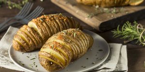 Πατάτες φούρνου στο πιάτο 