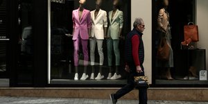 Περαστικός από βιτρίνα καταστήματος ρούχων