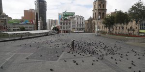 Άδεια πλατεία στην πρωτεύουσα της Βολιβίας την Λα Πας