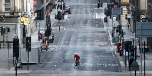 Ποδηλάτης σε άδειο δρόμο στο Λονδίνο