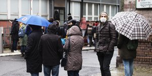 Πολίτες με μάσκες προστασίας από τον κορωνοϊός στην Γερμανία