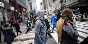 Πολίτες με μάσκες ενάντια στον κορωνοϊό στους δρόμους της Νέας Υόρκης