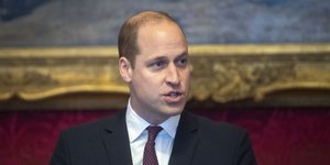 Ο πρίγκιπας Γουίλιαμ με σακάκι και γραβάτα