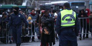 Πρόσφυγες και μετανάστες στο λιμάνι της Μυτιλήνης