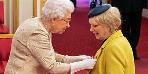 Η βασίλισσα Ελισάβετ απονέμει μετάλλιο φορώντας γάντια