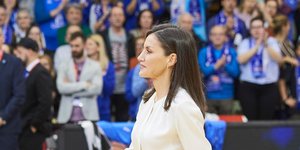 Η Βασίλισσα Λετίθια περπατά στο παρκέ