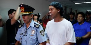 Ο Ροναλντίνιο συνοδεύεται από αστυνομικό