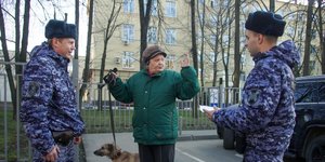 Ρωσίδα πολίτης δέχεται συστάσεις από αξιωματούχους εν μέσω μέτρων προστασίας από τον κορωνοϊό