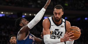 Ο Ρούντι Γκομπέρ μαρκάρεται από παίκτη των Νιου Γιορκ Νικς