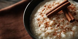 Μπολ με κρέμα ρυζόγαλο πασπαλισμένο με κανέλα