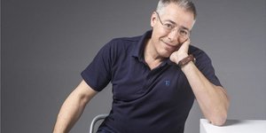 Ο Νίκος Μάνεσης σε φωτογράφηση για την εκπομπή του ALPHA «Σαββατοκύριακο με τον Μάνεση»