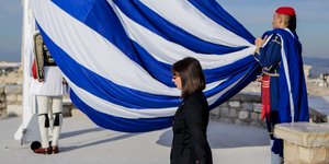 Η Πρόεδρος της Δημοκρατίας παραβρέθηκε στην έπαρση της σημαίας στην Ακρόπολη 