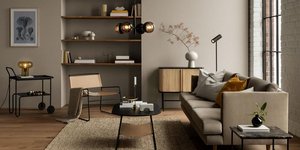 Σαλόνι μοντέρνο με μπεζ στοιχεία και βιβλιοθήκη